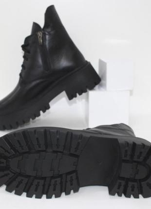 Черные кожаные женские ботинки на тракторной подошве6 фото