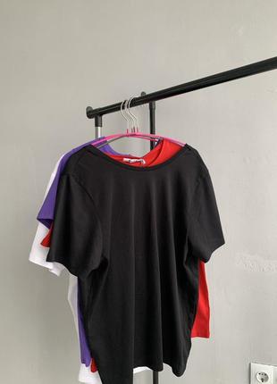 Черная новая футболка с вырезом на спине