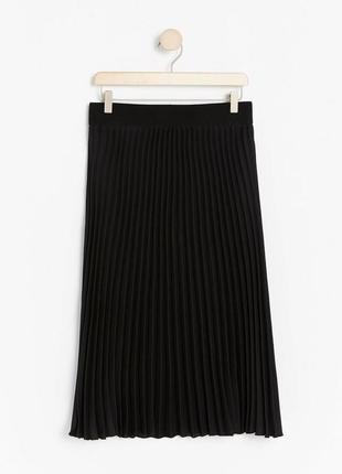 Черная плиссированная юбка миди6 фото