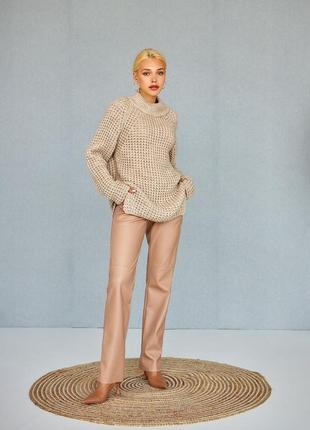 Теплий і пухнастий базовий жіночий довгий светр бежевого кольору з розрізами з боків 42-523 фото