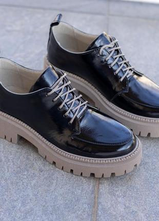 Жіночі чорні туфлі зі шнурком на бежевій підошві розміри 36-41
