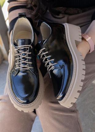 Женские черные лаковые туфли со шнурком на бежевой подошве размеры 36-415 фото