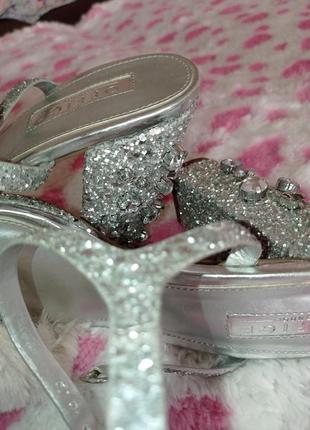 Просто нереальні босоніжки від office london7 фото