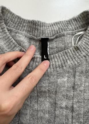 Красивый серый свитер свободного кроя2 фото