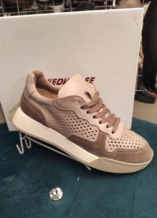 Жіночій кросівок