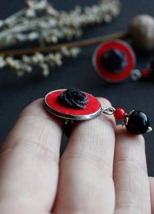 Червоні чорні сережки цвяшки з агатом коралом ніжні прикраси з квітами до вишиванки