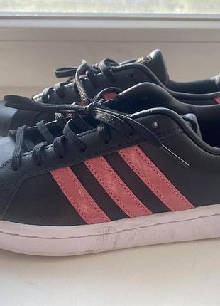 Кросівки жіночі adidas ( оригінал)3 фото