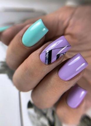 Фіолетовий гель-лак для нігтів