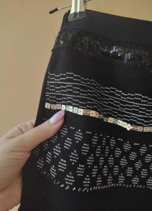 Черная,трикотажная мини юбка, обшитая пайетками6 фото