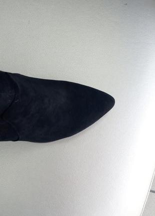 Нарядные черные женские ботильоны ботинки замшевые с острым носком на молнии толстый стойкий каблук4 фото