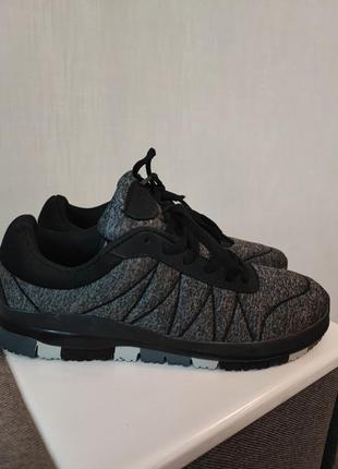 Кросівки/сіро-чорні/нові/35 розмір