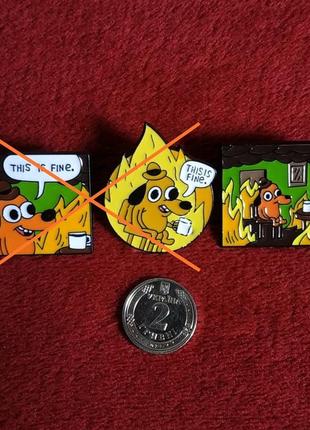 Значки (піни) з мемом this is fine
