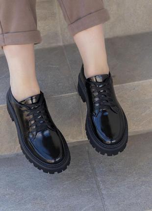 Женские черные лаковые туфли со шнурком3 фото