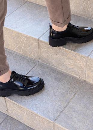 Женские черные лаковые туфли со шнурком7 фото