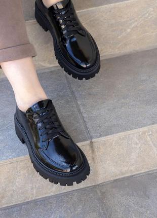 Женские черные лаковые туфли со шнурком5 фото