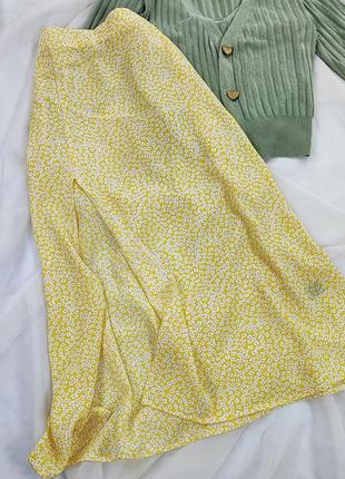 Легкая желтая юбка миди в цветочный принт shein