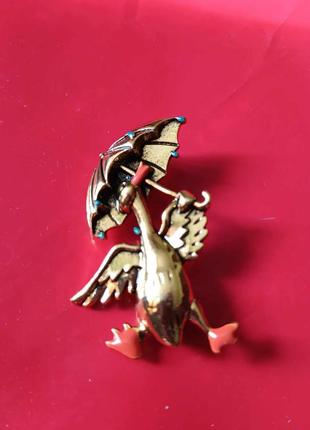 Брошь утка с зонтиком