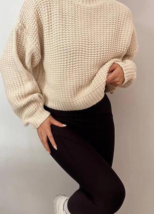 Укороченный объемный свитер крупной вязки, очень теплый и приятный к телу. отличное качество, не скатывается и не извлекается.4 фото