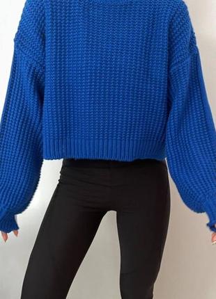Укороченный объемный свитер крупной вязки, очень теплый и приятный к телу. отличное качество, не скатывается и не извлекается.7 фото