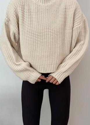 Укороченный объемный свитер крупной вязки, очень теплый и приятный к телу. отличное качество, не скатывается и не извлекается.8 фото
