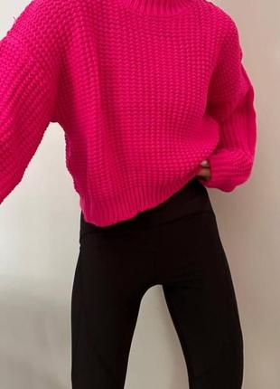 Укороченный объемный свитер крупной вязки, очень теплый и приятный к телу. отличное качество, не скатывается и не извлекается.2 фото