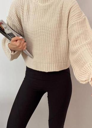 Укороченный объемный свитер крупной вязки, очень теплый и приятный к телу. отличное качество, не скатывается и не извлекается.3 фото