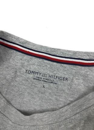 Tommy hilfiger футболка центер лого серая базовая3 фото