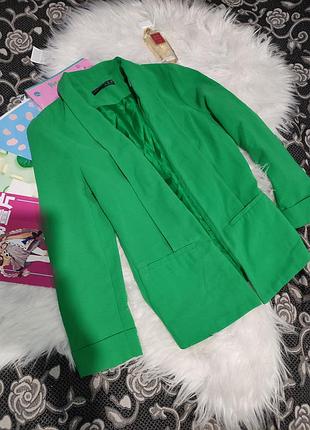 Интересный пиджак в цвете травки