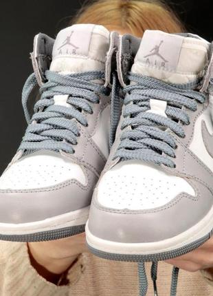 Зимові жіночі кросівки на хутрі nike air jordan high grey ( найк аір форс шкіряні біло-сірі високі кросівки)7 фото