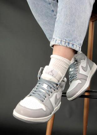 Зимові жіночі кросівки на хутрі nike air jordan high grey ( найк аір форс шкіряні біло-сірі високі кросівки)9 фото