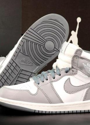 Зимові жіночі кросівки на хутрі nike air jordan high grey ( найк аір форс шкіряні біло-сірі високі кросівки)8 фото