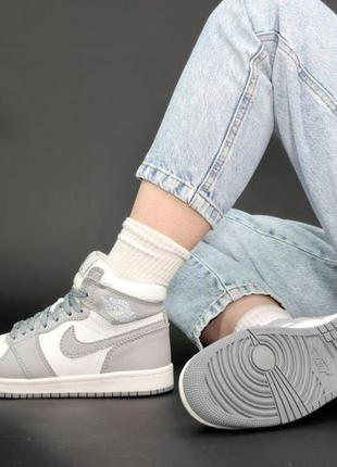 Зимові жіночі кросівки на хутрі nike air jordan high grey ( найк аір форс шкіряні біло-сірі високі кросівки)5 фото