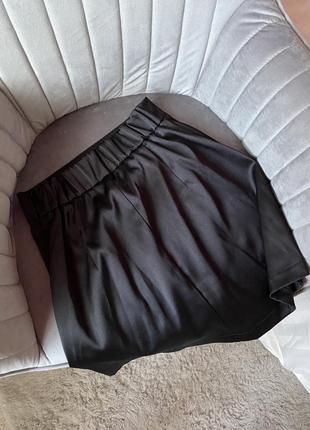 Короткая атласная юбка с разрезом2 фото