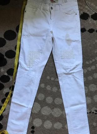 Білі джинси з принтом