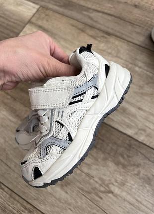 Дитячі кросівки