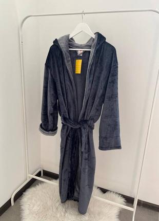 Длинный махровый мужской халат на запах серого цвета светло-серым капюшоном1 фото