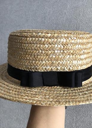 Соломʼяний капелюх зі стрічкою