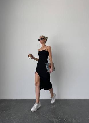Сукня міді на тонких бретелях по фігурі з розрізом плаття базова стильна трендова3 фото