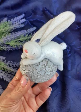 Кролик на шаре 💕🐇 зайчик статуэтка настольный сувенир зайка с ушами из льна фигурка пасхальная  ручная работа шебби-шик5 фото