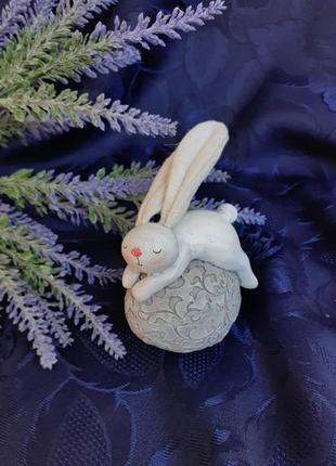 Кролик на шаре 💕🐇 зайчик статуэтка настольный сувенир зайка с ушами из льна фигурка пасхальная  ручная работа шебби-шик8 фото