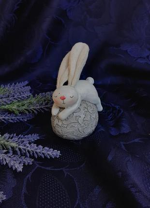 Кролик на шаре 💕🐇 зайчик статуэтка настольный сувенир зайка с ушами из льна фигурка пасхальная  ручная работа шебби-шик1 фото
