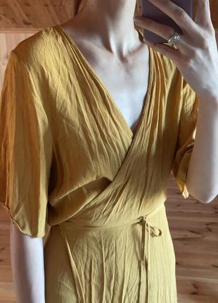 Гірчична сукня на запах