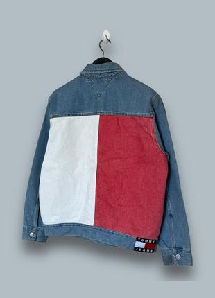 Джинсова куртка tommy jeans oversized trucker flag men's jacket blue 20201 фото