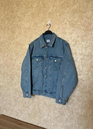 Джинсова куртка tommy jeans oversized trucker flag men's jacket blue 20202 фото