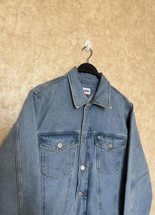 Джинсова куртка tommy jeans oversized trucker flag men's jacket blue 20203 фото