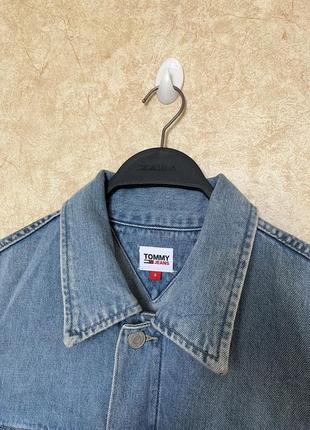 Джинсова куртка tommy jeans oversized trucker flag men's jacket blue 20204 фото