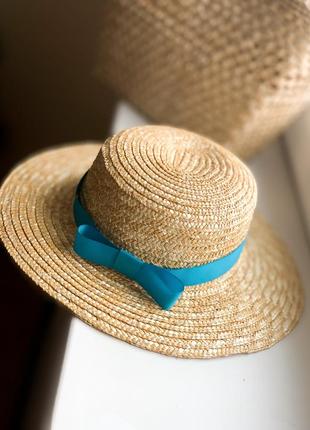 Солом'яний капелюх канотьє з полями 8 см з синьою стрічкою