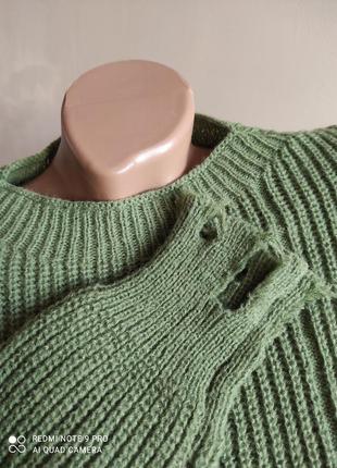 Стильный свитер с рваностями4 фото