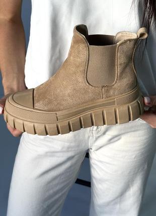 Бежевые зимние ботинки – согрейте свой стиль и надежно защитите ноги в холодное время.7 фото
