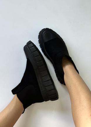 Черные осенние ботинки - настоящий символ стиля и надежности в осенней моде.10 фото